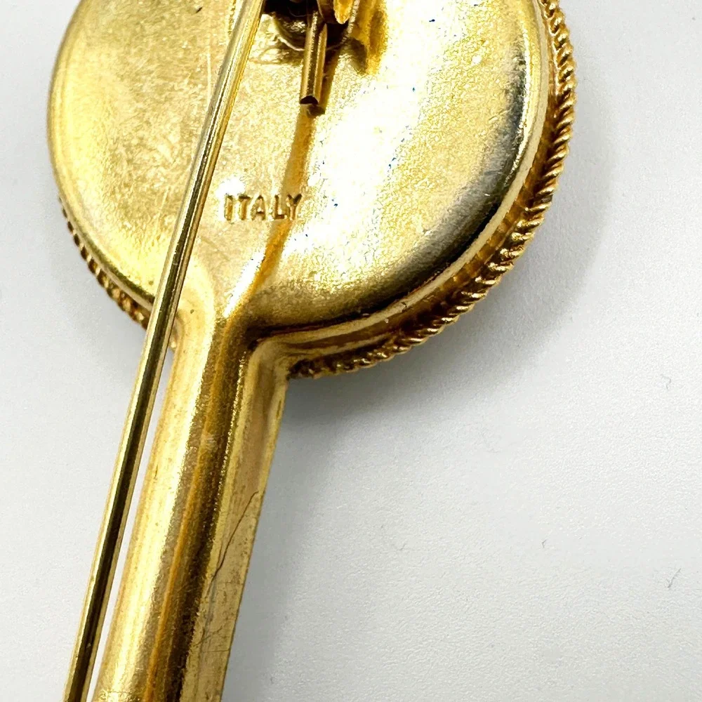 N/A pin features